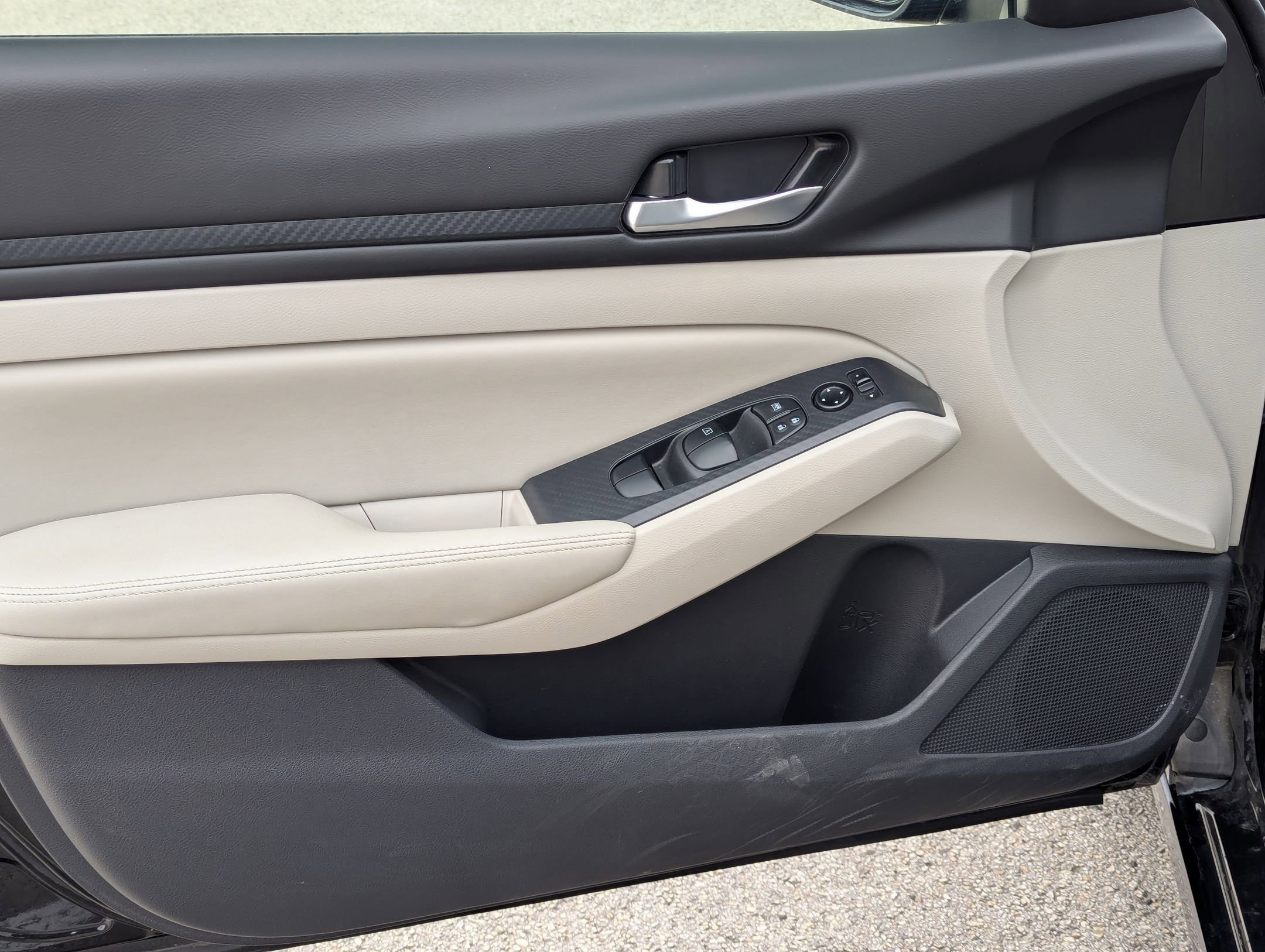 Used 2025 Nissan Altima 2.5 SV image 11