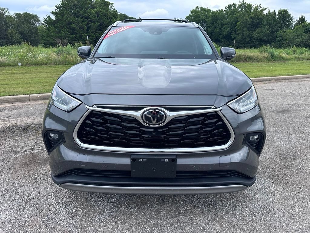 Certified 2024 Toyota Highlander Platinum AWD/4WD image 2