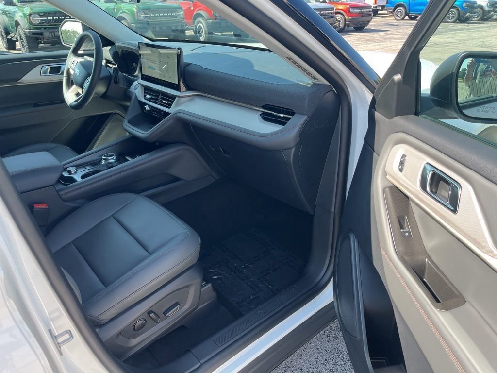 New 2025 Ford Explorer Active w/ Active Comfort Package image 10