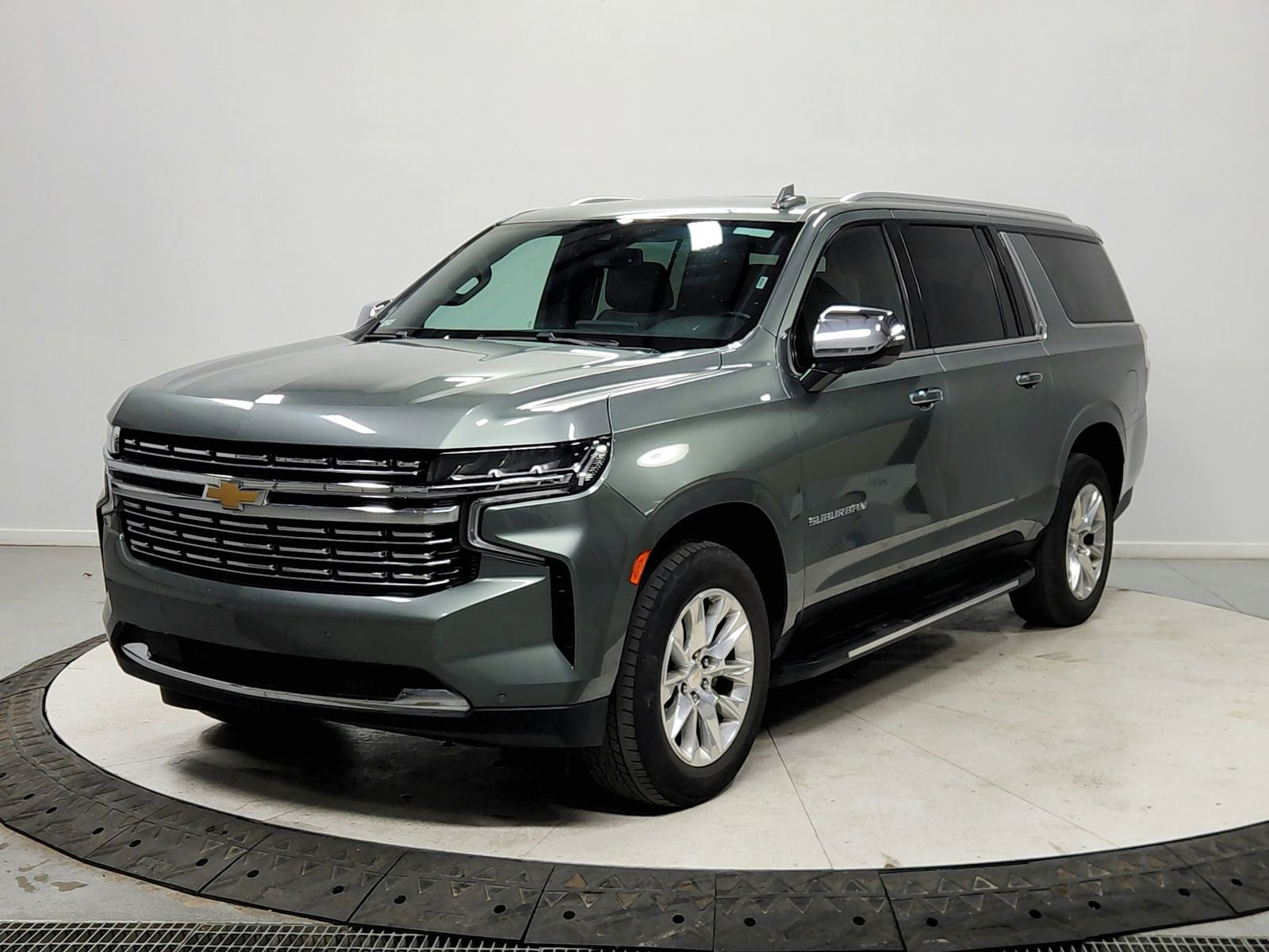 Used 2023 Chevrolet Suburban Premier image 3