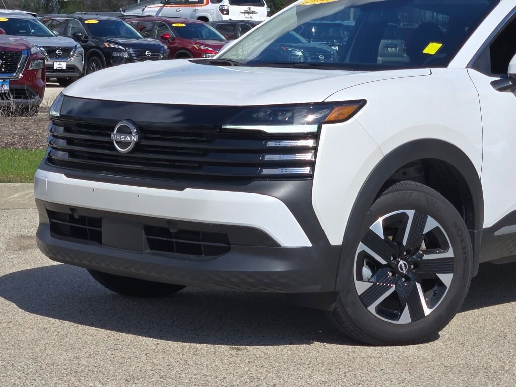 Used 2025 Nissan Kicks SV AWD/4WD image 2