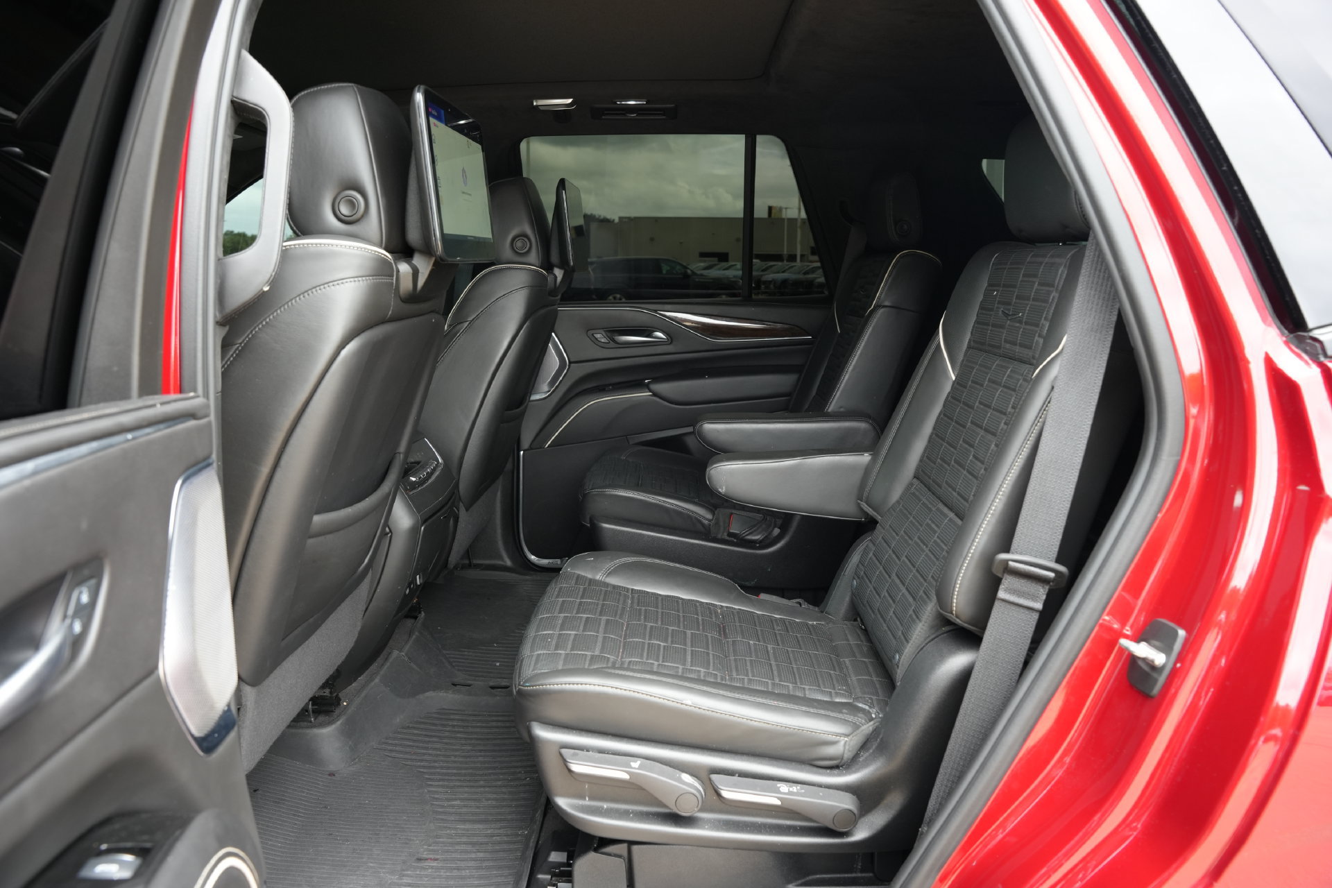 Certified 2024 Cadillac Escalade Sport Platinum w/ LPO, ONYX Package AWD/4WD image 19