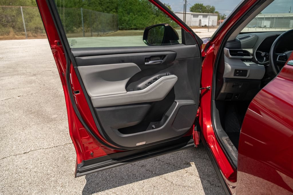 Used 2023 Toyota Highlander XLE FWD image 11