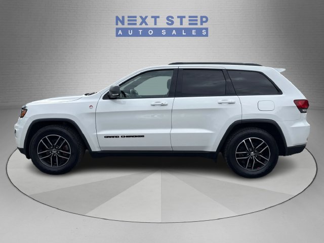 Used 2017 Jeep Grand Cherokee Trailhawk w/ Trailhawk Luxury Group AWD/4WD image 4