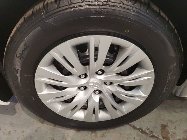 Used 2012 Toyota Camry LE image 28