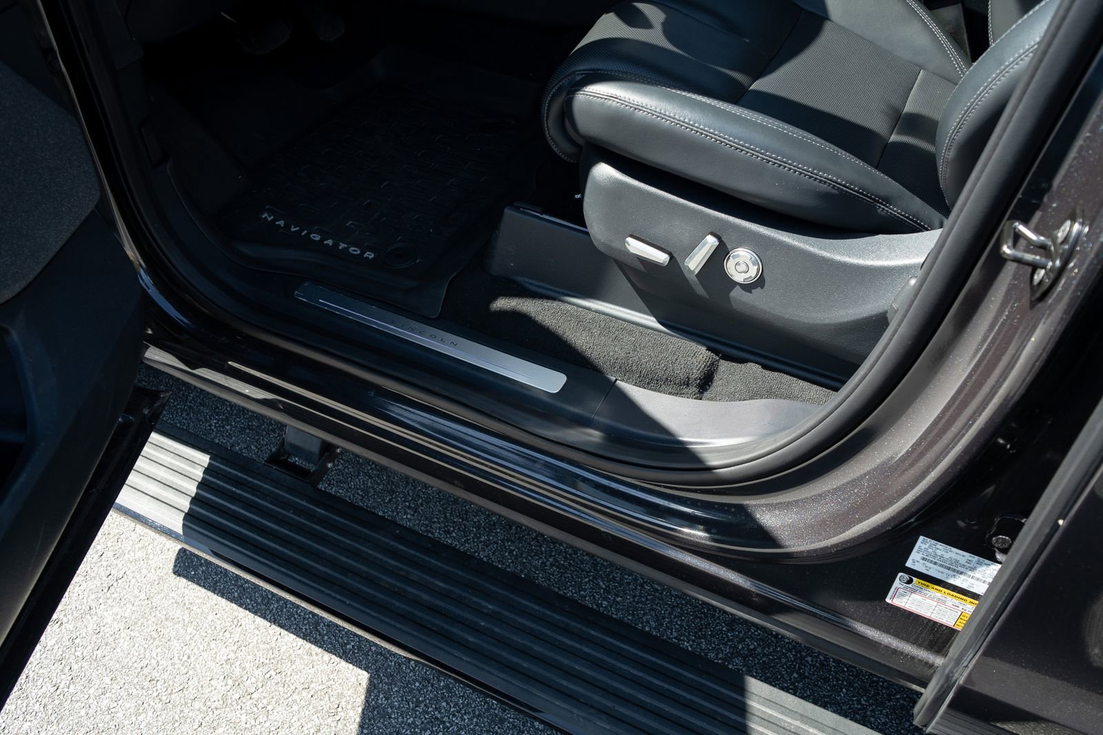 Used 2025 Lincoln Navigator L Reserve image 32