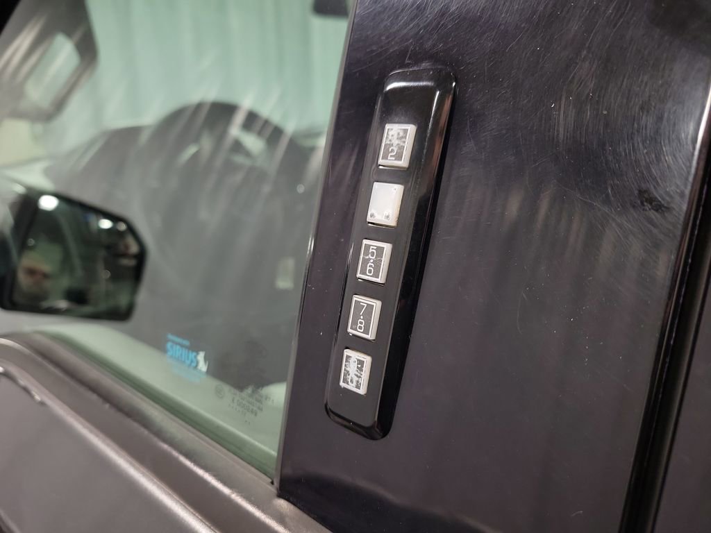 Used 2017 Ford F150 XLT image 13