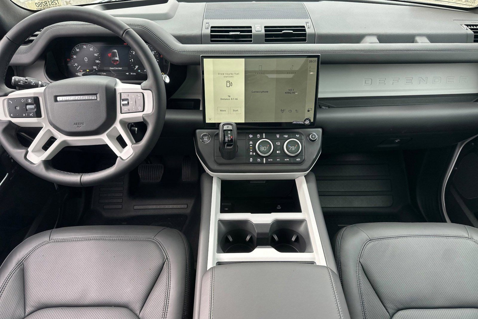 New 2026 Land Rover Defender 130 X-Dynamic SE image 25