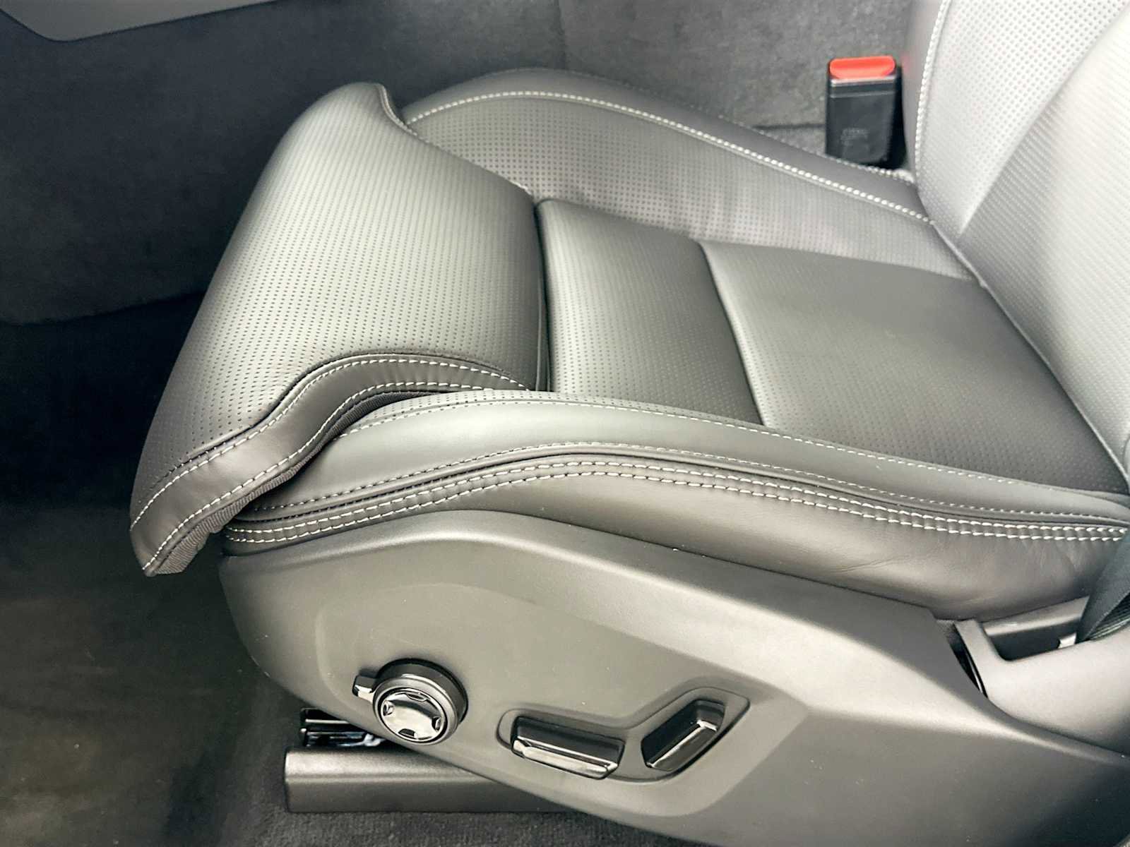 New 2025 Volvo XC90 T8 Plus w/ Protection Package Premier image 17
