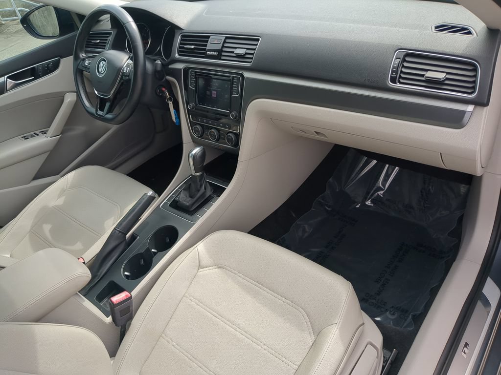 Used 2018 Volkswagen Passat 2.0T R-Line w/ R-Line Lighting Package FWD image 12