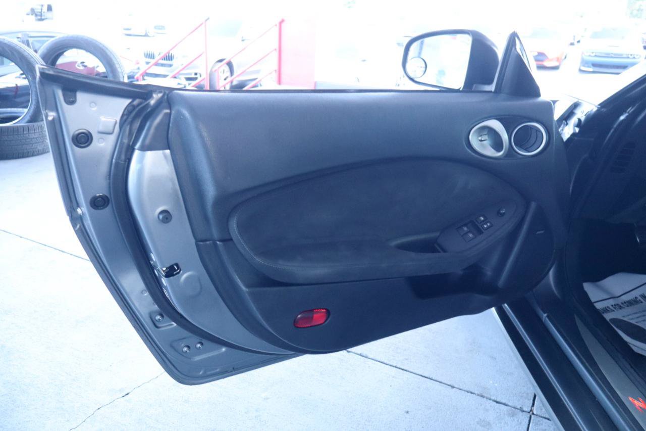 Used 2014 Nissan 370Z Touring RWD image 27