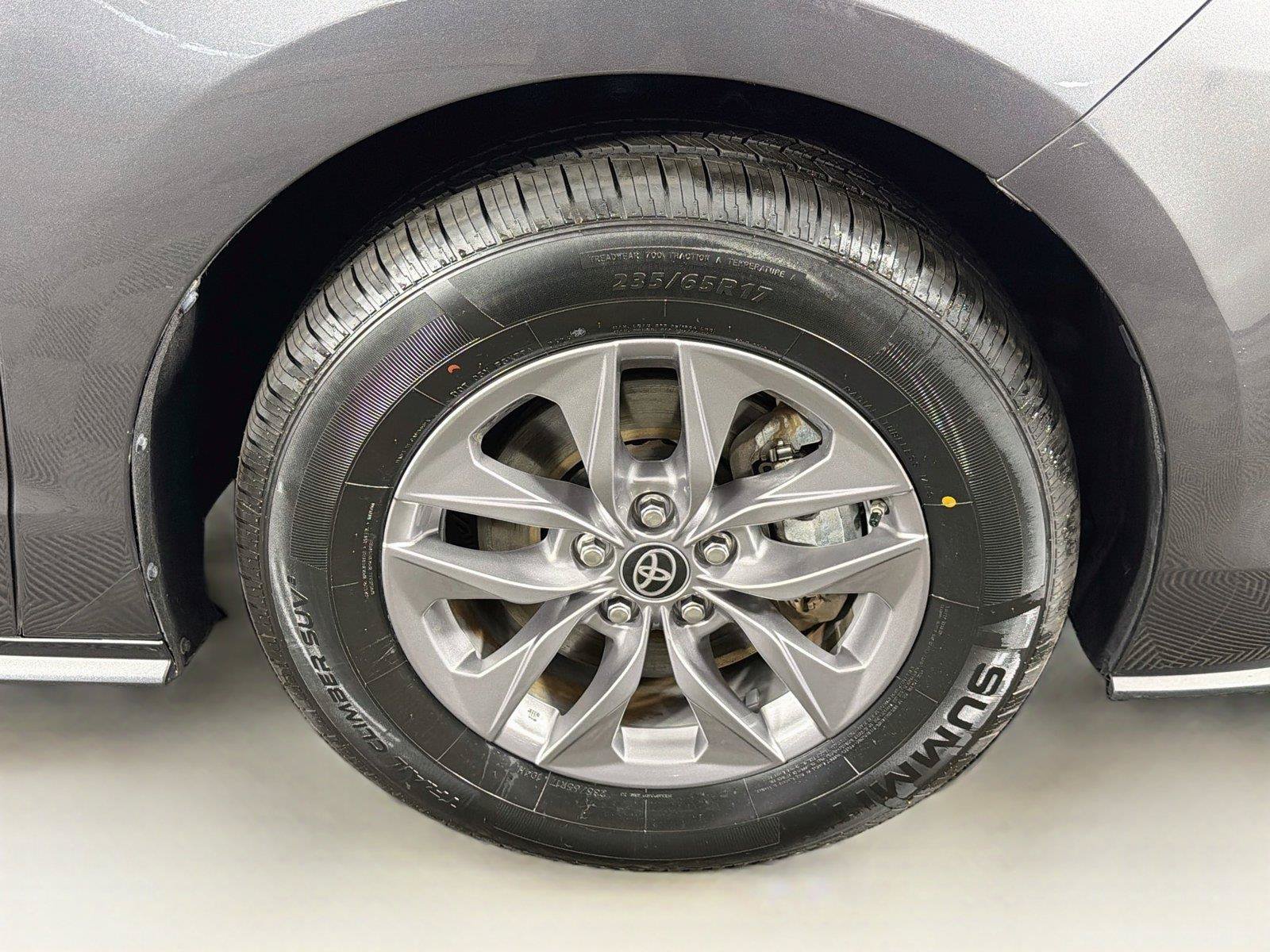 Used 2025 Toyota Sienna XLE FWD image 37