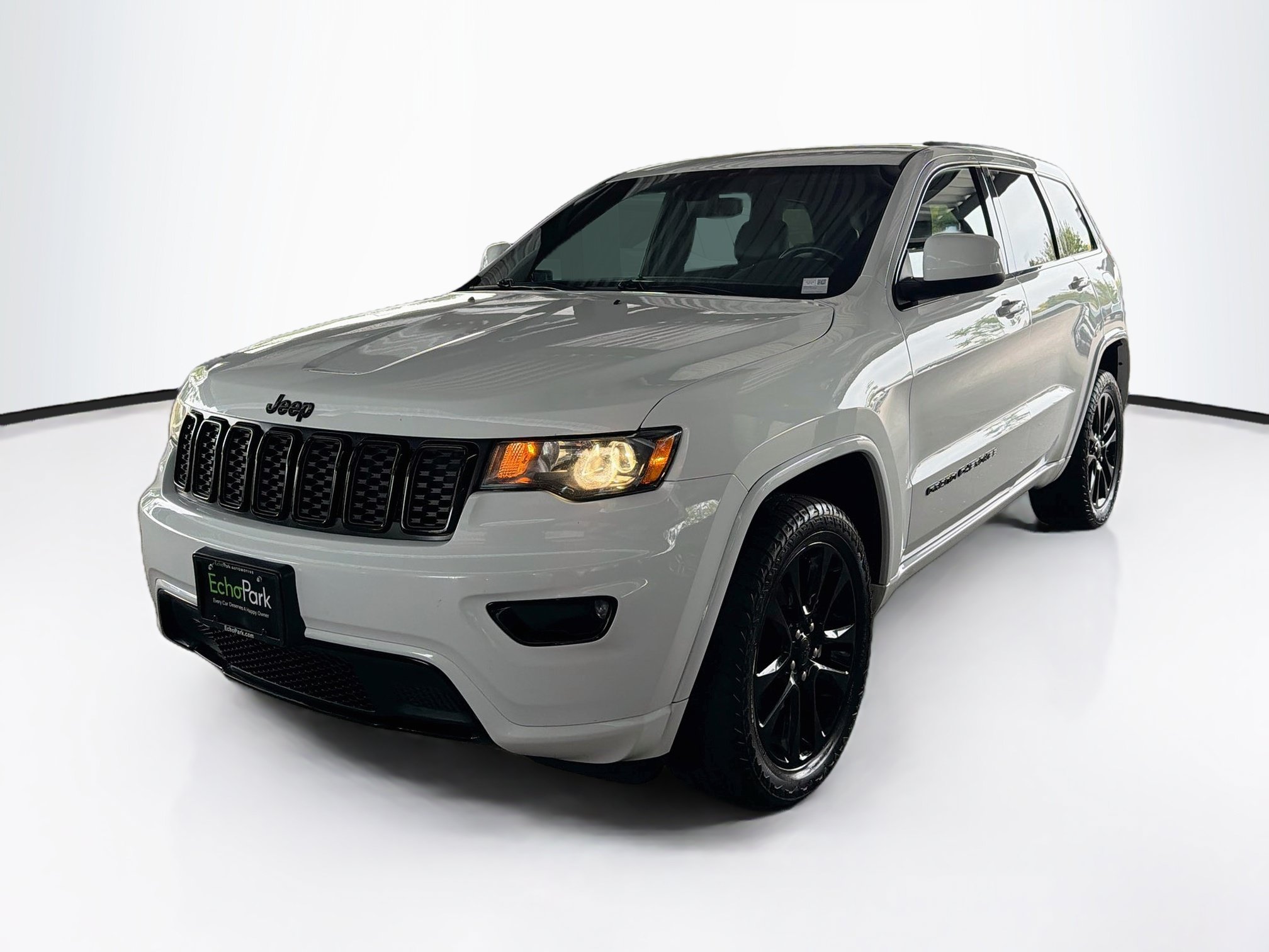 Used 2019 Jeep Grand Cherokee Altitude AWD/4WD image 3