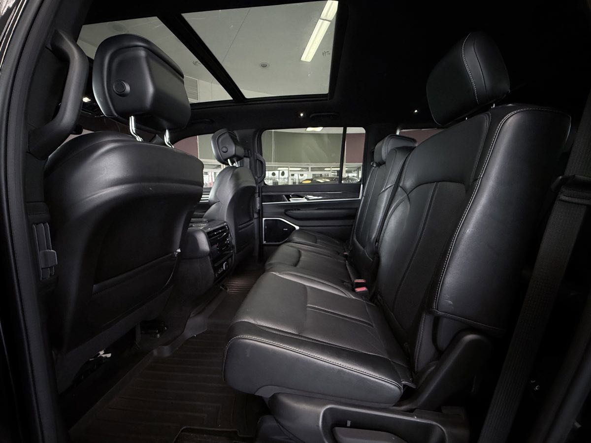 Used 2022 Jeep Wagoneer Series III w/ Premium Group I AWD/4WD image 28