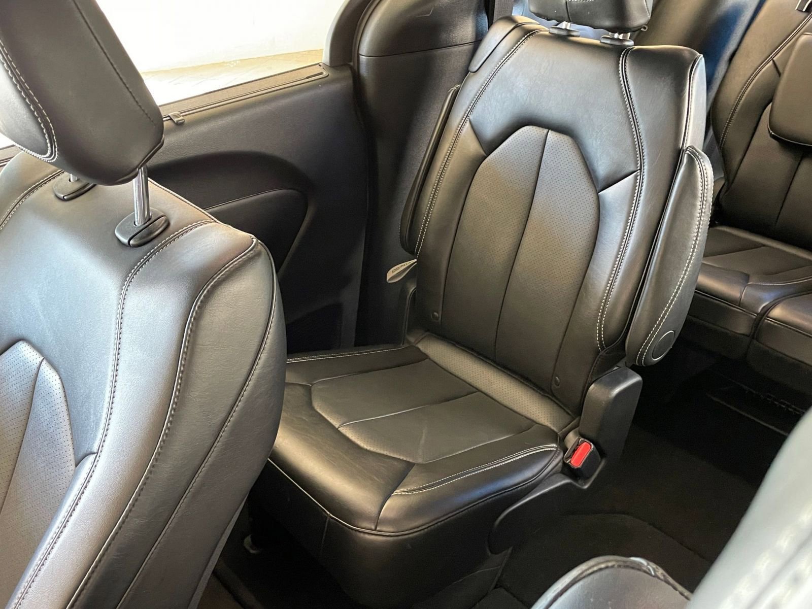 Used 2025 Chrysler Pacifica Select FWD image 41