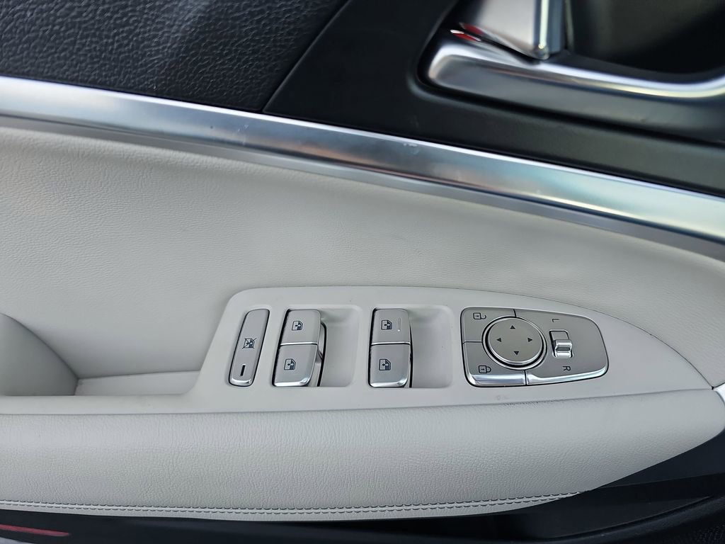 Used 2025 Genesis G70 2.5T image 33