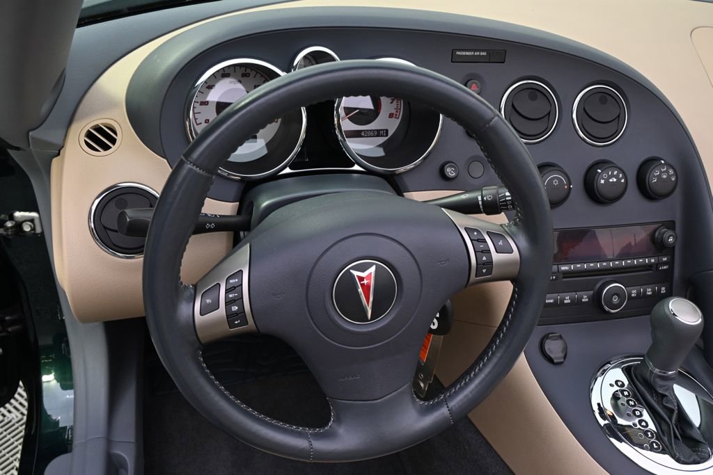 Used 2007 Pontiac Solstice Convertible w/ Premium Package RWD image 16