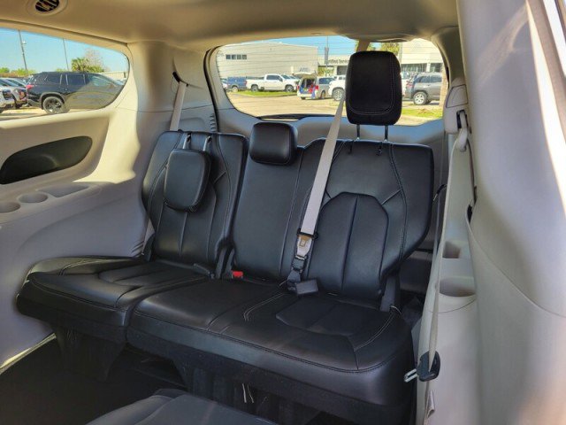 Used 2023 Chrysler Pacifica Touring-L image 37