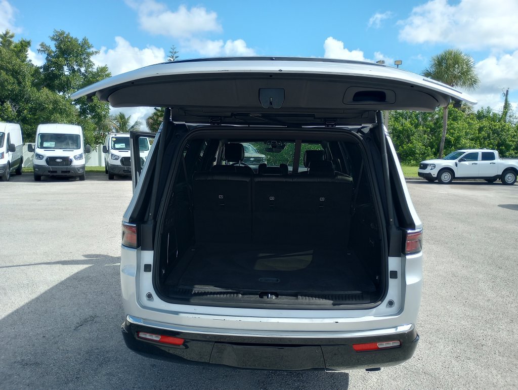 Used 2024 Jeep Wagoneer L Series II AWD/4WD image 12