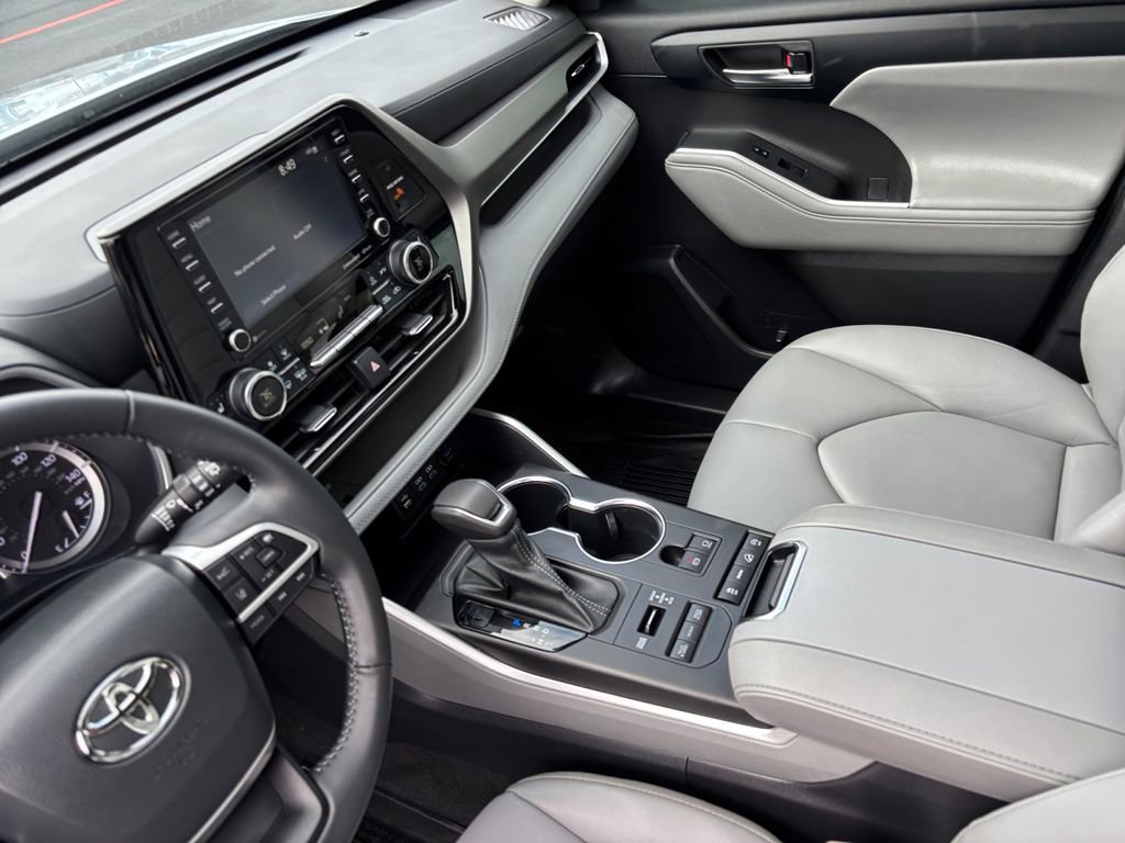 Used 2022 Toyota Highlander XLE AWD/4WD image 20