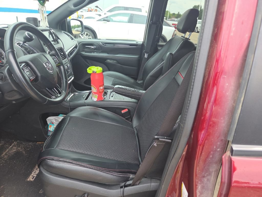 Used 2018 Dodge Grand Caravan SXT w/ Blacktop Package FWD image 12