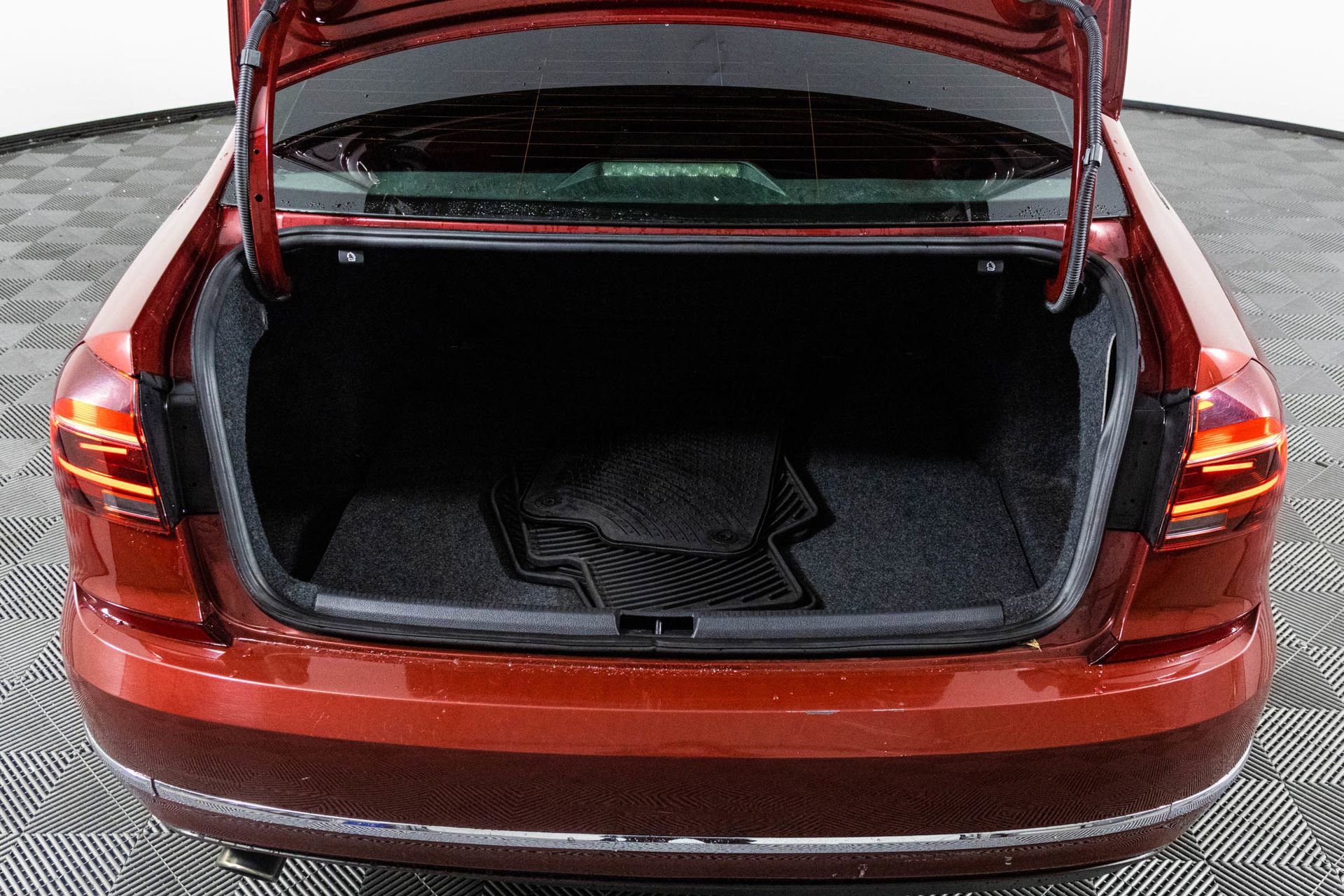 Used 2018 Volkswagen Passat 2.0T SE w/ SE Lighting Package image 37