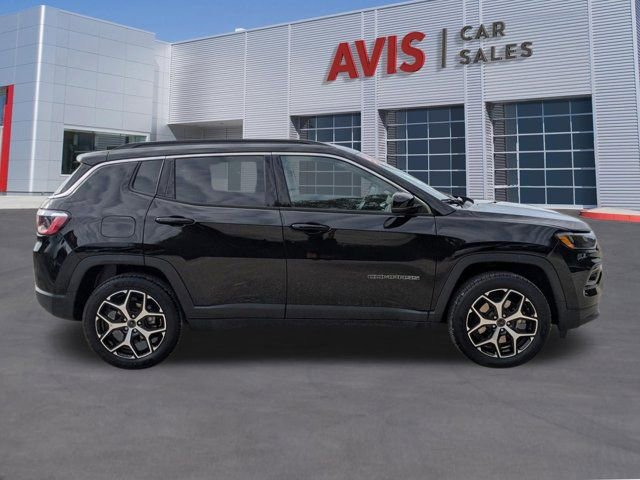 Used 2025 Jeep Compass Limited image 5