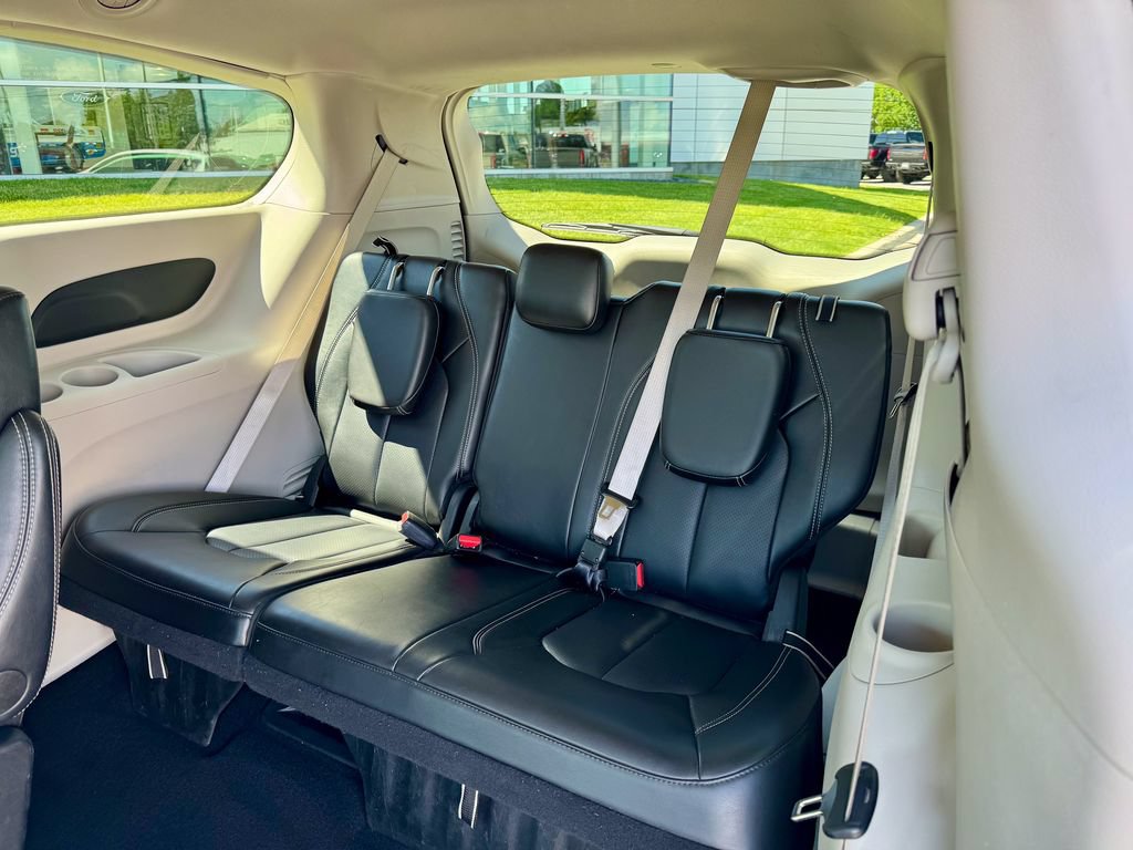 Used 2024 Chrysler Pacifica Touring-L FWD image 15