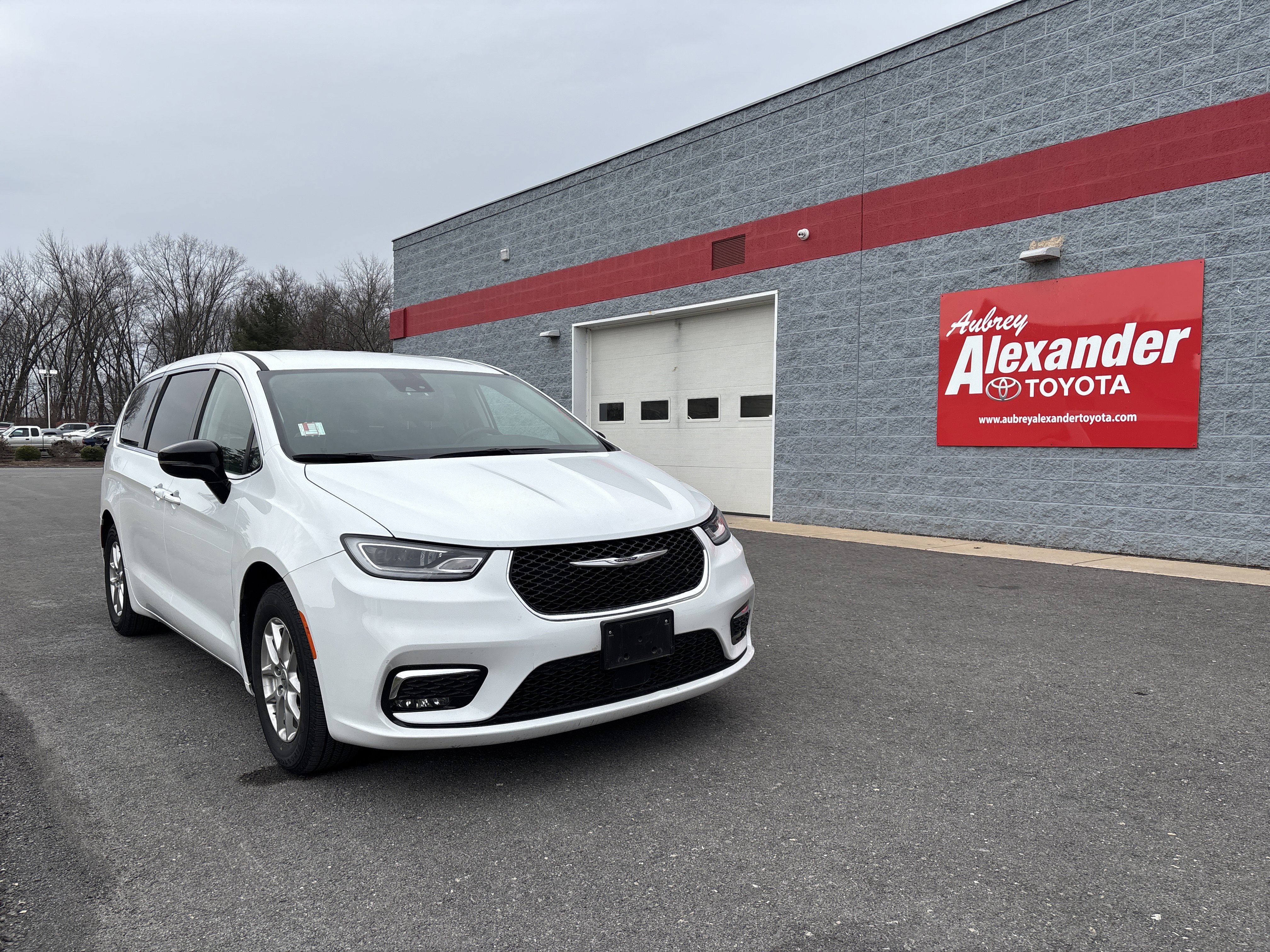 Used 2024 Chrysler Pacifica Touring-L image 1