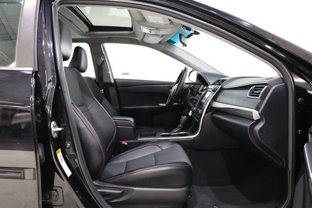 Used 2016 Toyota Camry SE w/ Moonroof Package FWD image 30