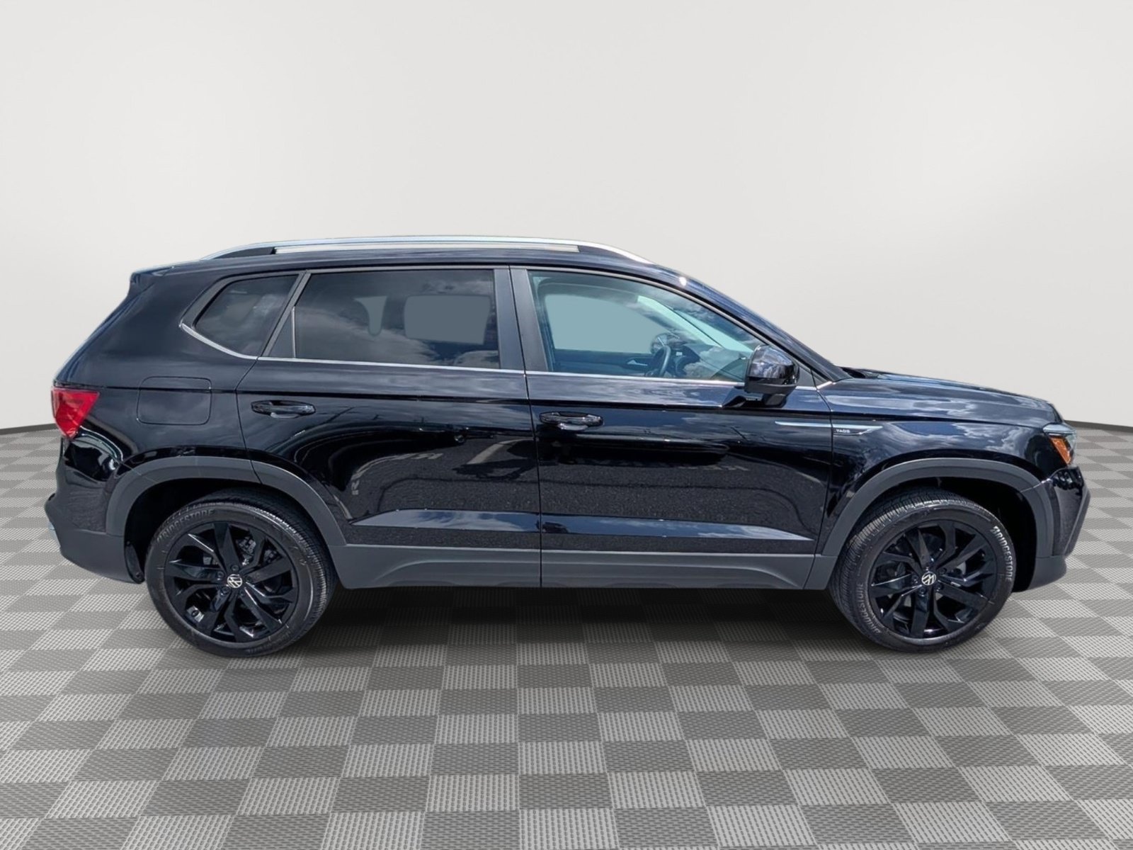 Used 2024 Volkswagen Taos SE w/ Panoramic Sunroof Package FWD image 6