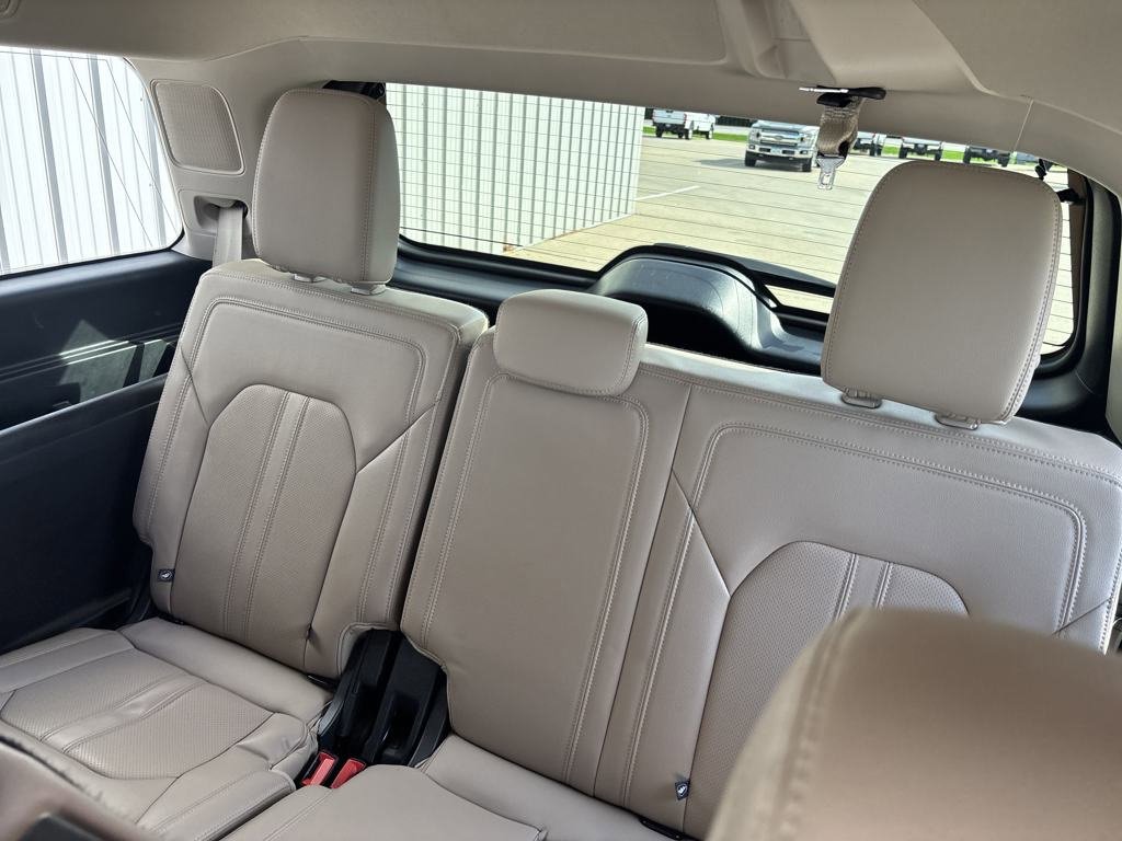 Used 2024 Ford Expedition Limited image 28