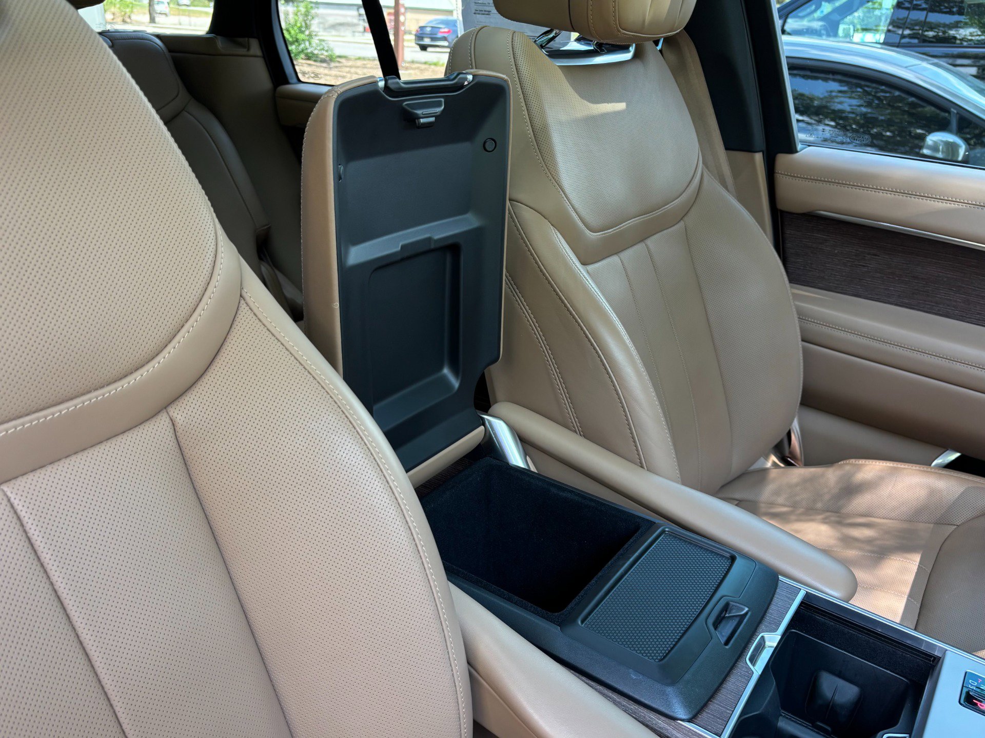 Used 2024 Land Rover Range Rover SE AWD/4WD image 16