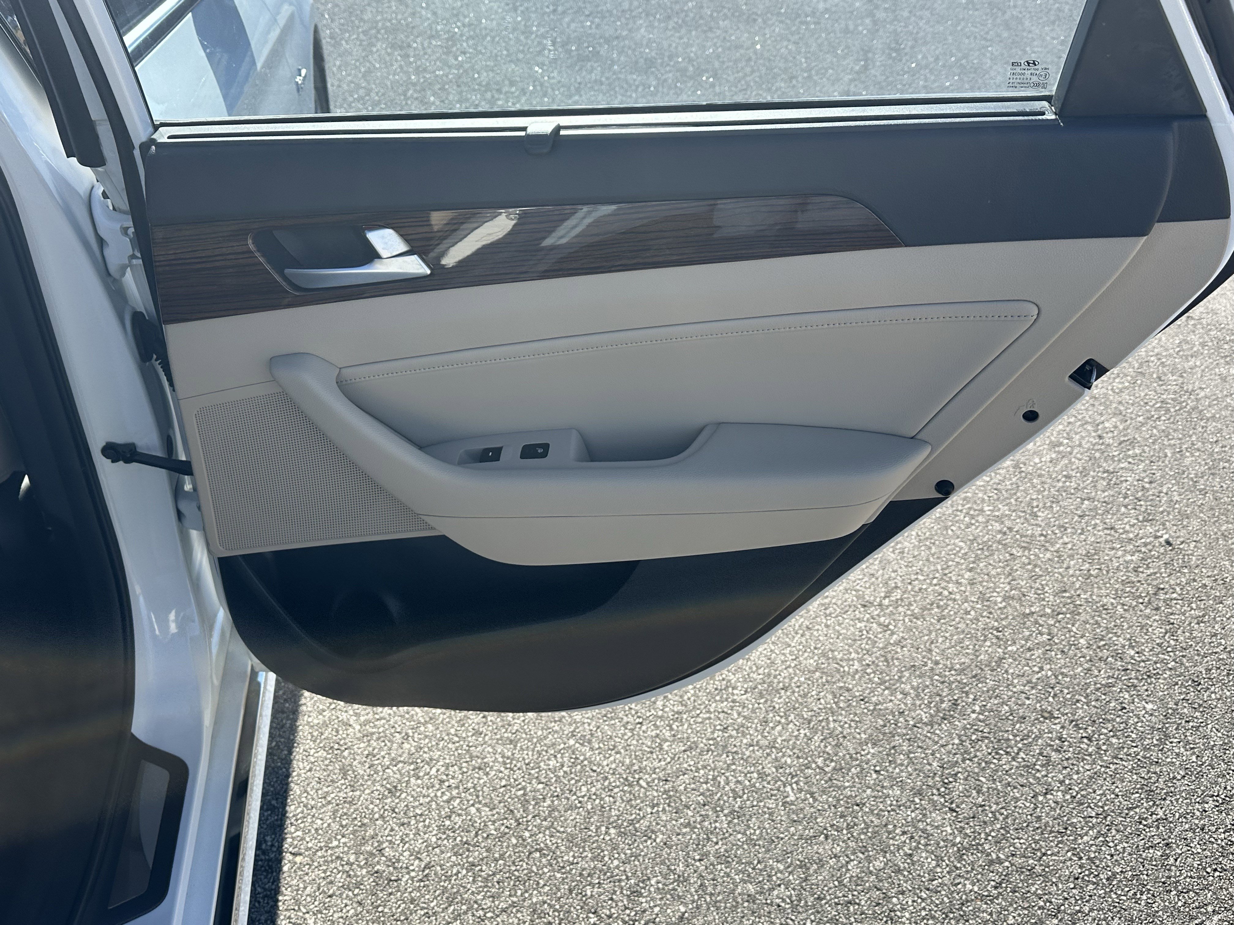 Used 2016 Hyundai Sonata Limited w/ Option Group 02 image 18