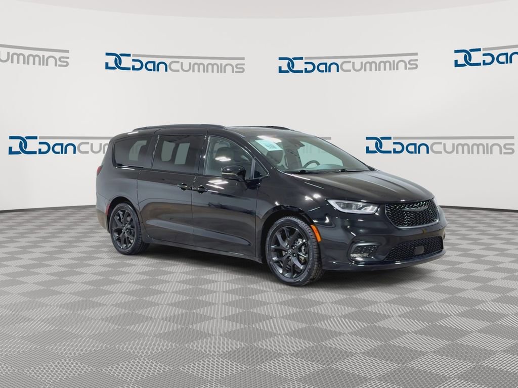 Used 2025 Chrysler Pacifica Limited image 2
