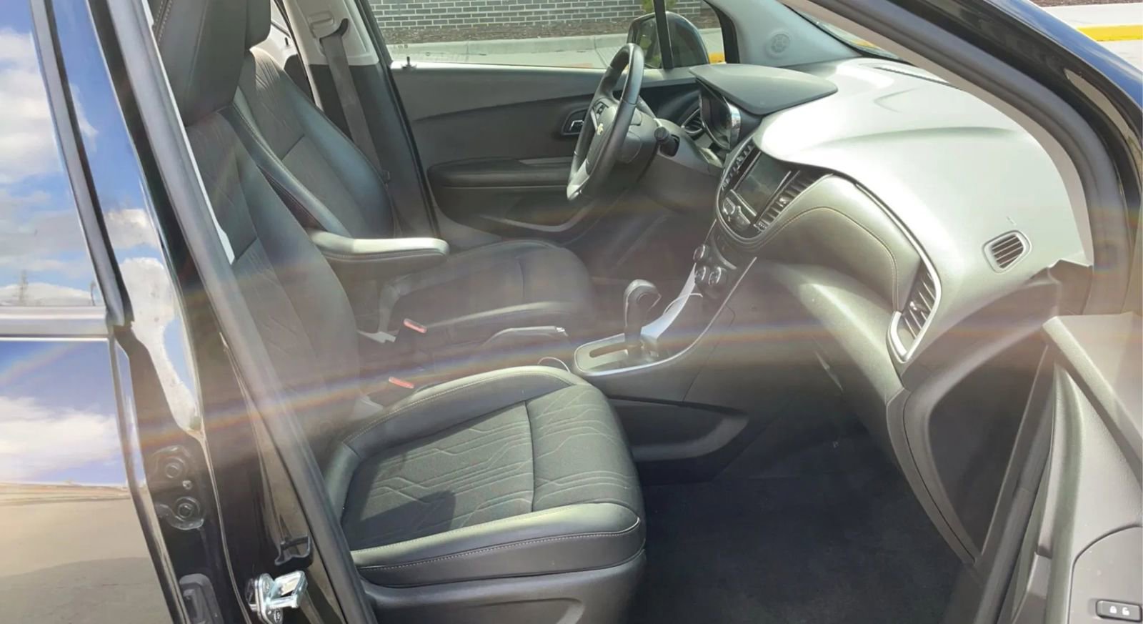 Used 2021 Chevrolet Trax LT w/ LT Convenience Package image 13