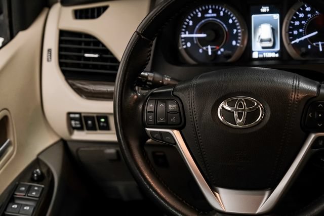 Used 2019 Toyota Sienna XLE Premium FWD image 18