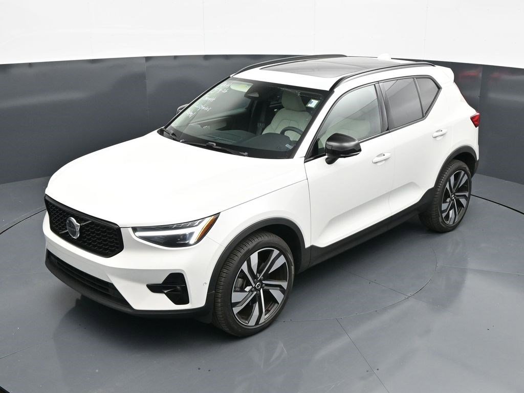 Used 2025 Volvo XC40 B5 Plus AWD/4WD image 26