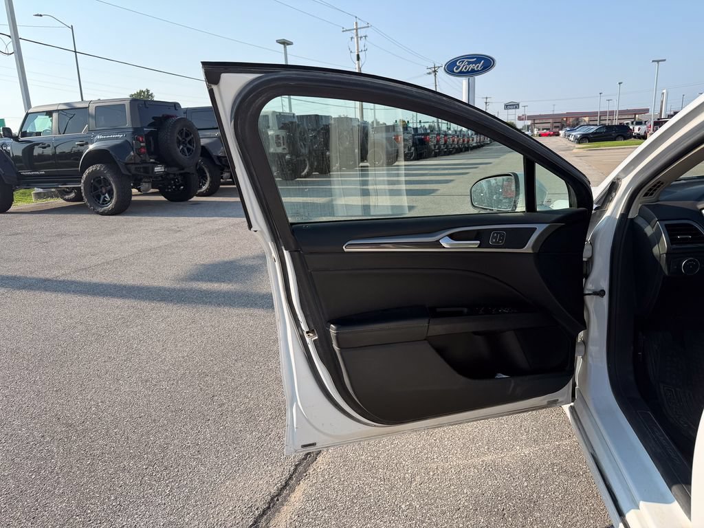 Used 2019 Ford Fusion SEL FWD image 11