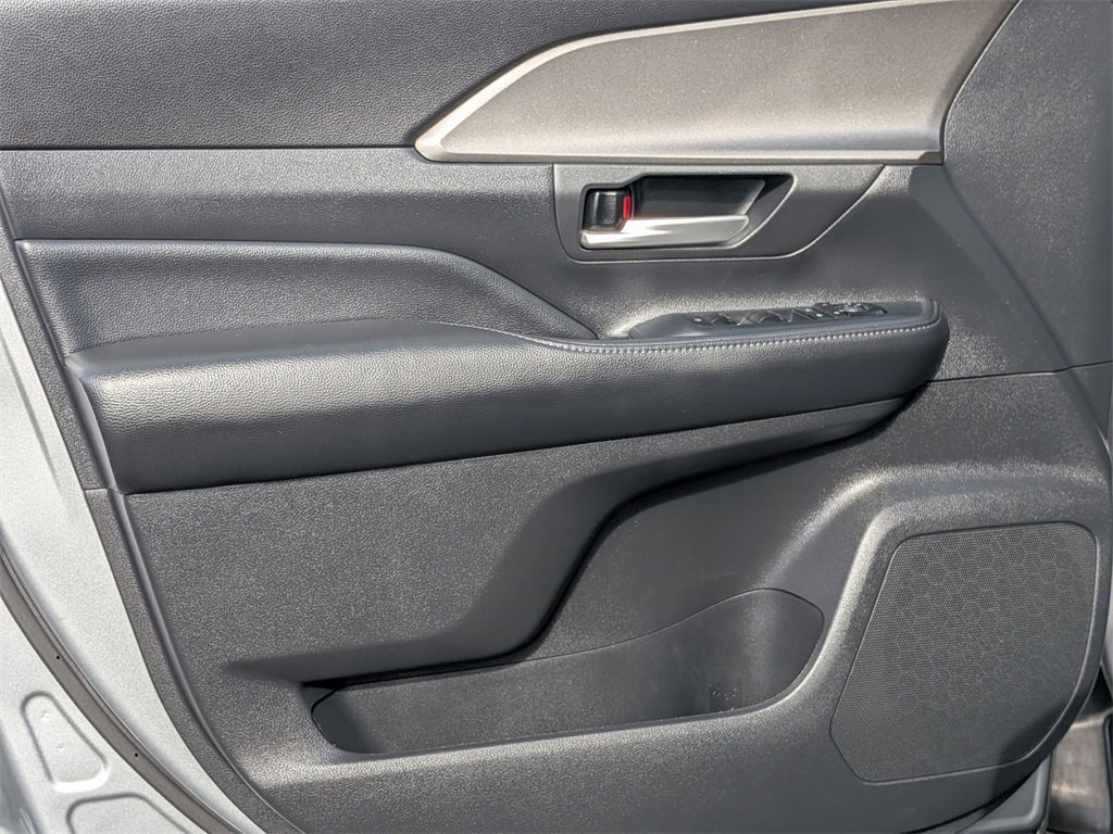 Used 2025 Toyota Grand Highlander AWD image 11