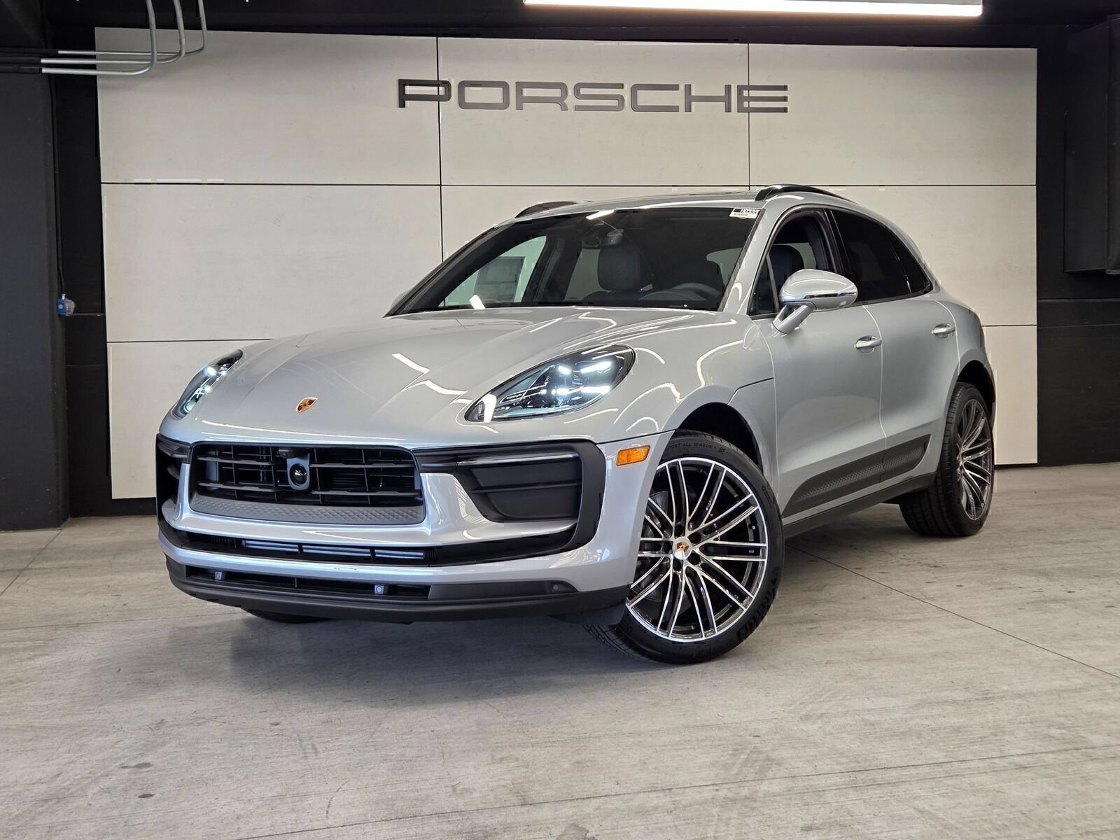 Certified 2026 Porsche Macan AWD/4WD image 1