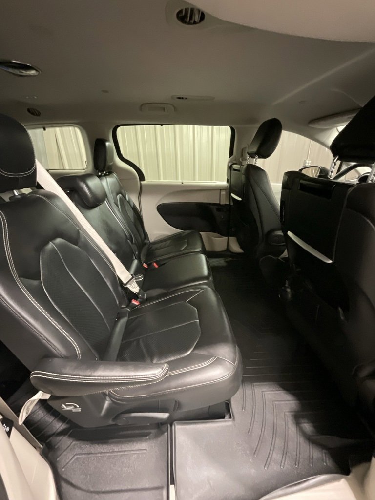 Used 2022 Chrysler Pacifica Touring-L w/ Uconnect Theater Family Group image 15