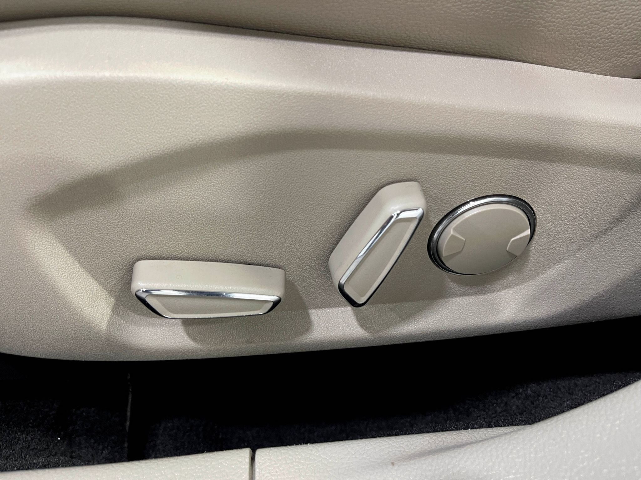 Used 2018 Ford Fusion SE w/ Fusion SE Technology Package FWD image 17