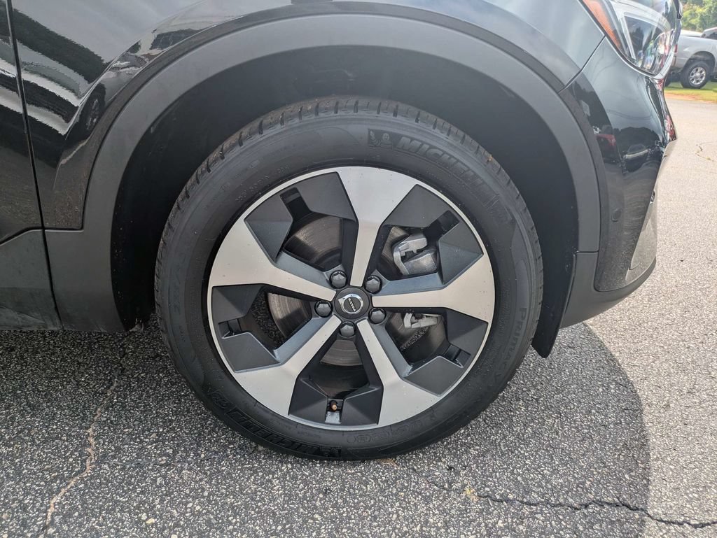 Certified 2025 Volvo XC40 B5 Plus AWD/4WD image 11