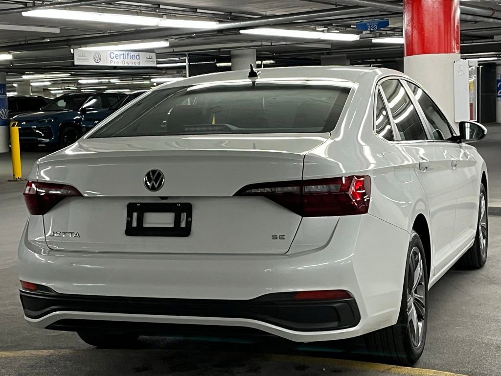 Used 2023 Volkswagen Jetta SE w/ Panoramic Sunroof Package image 6