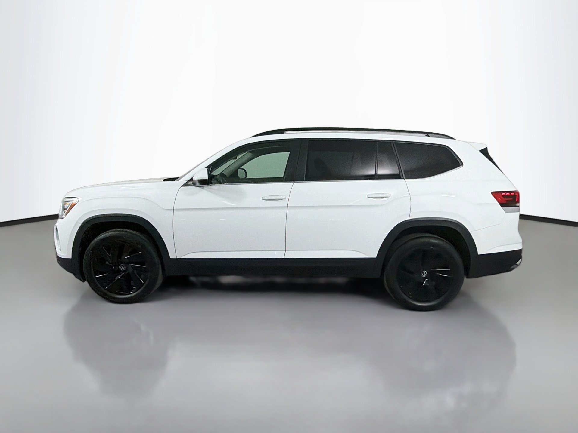 Used 2024 Volkswagen Atlas SE w/ Black Wheel Package FWD image 8