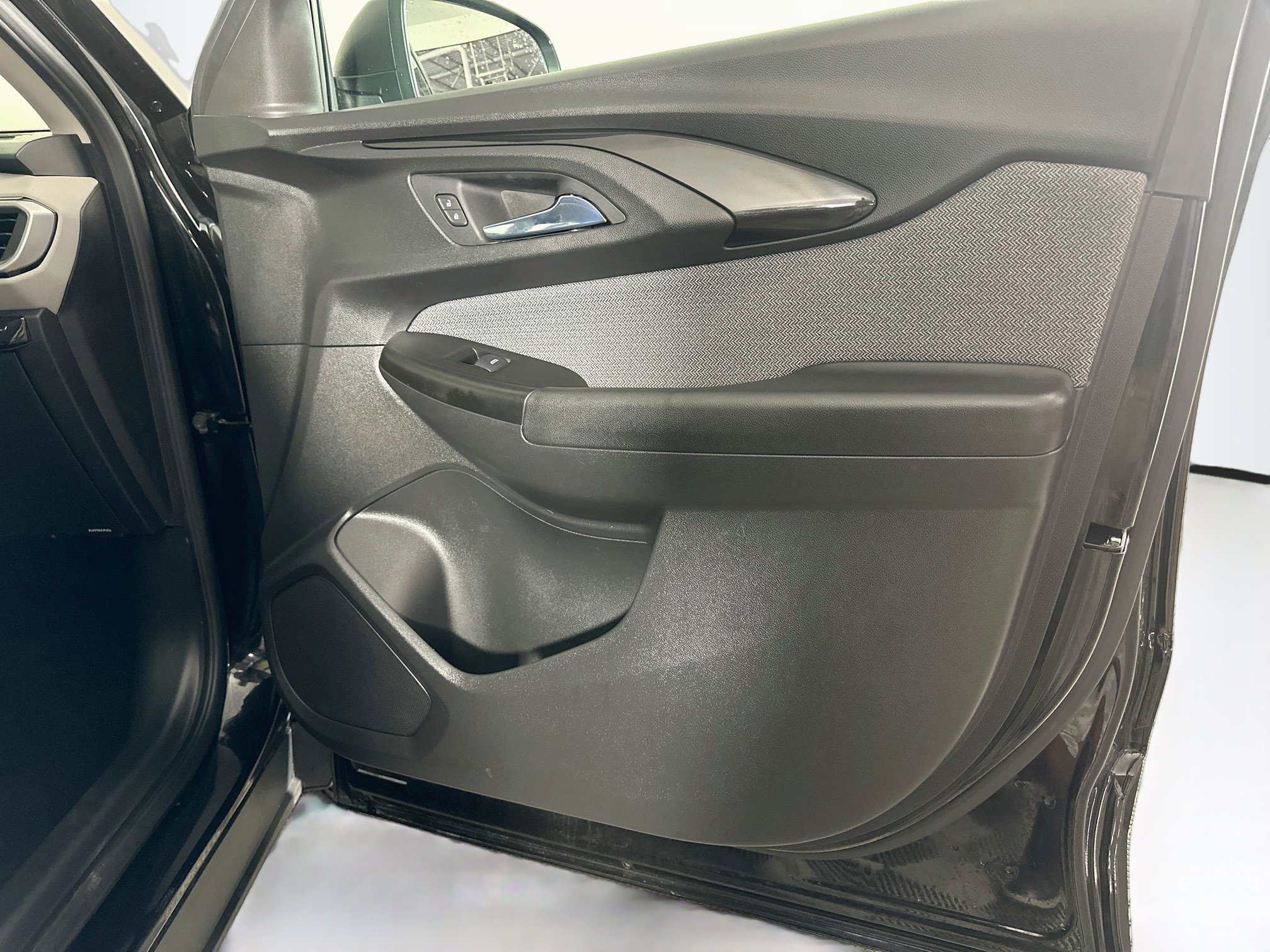 Used 2021 Chevrolet TrailBlazer LS FWD image 30