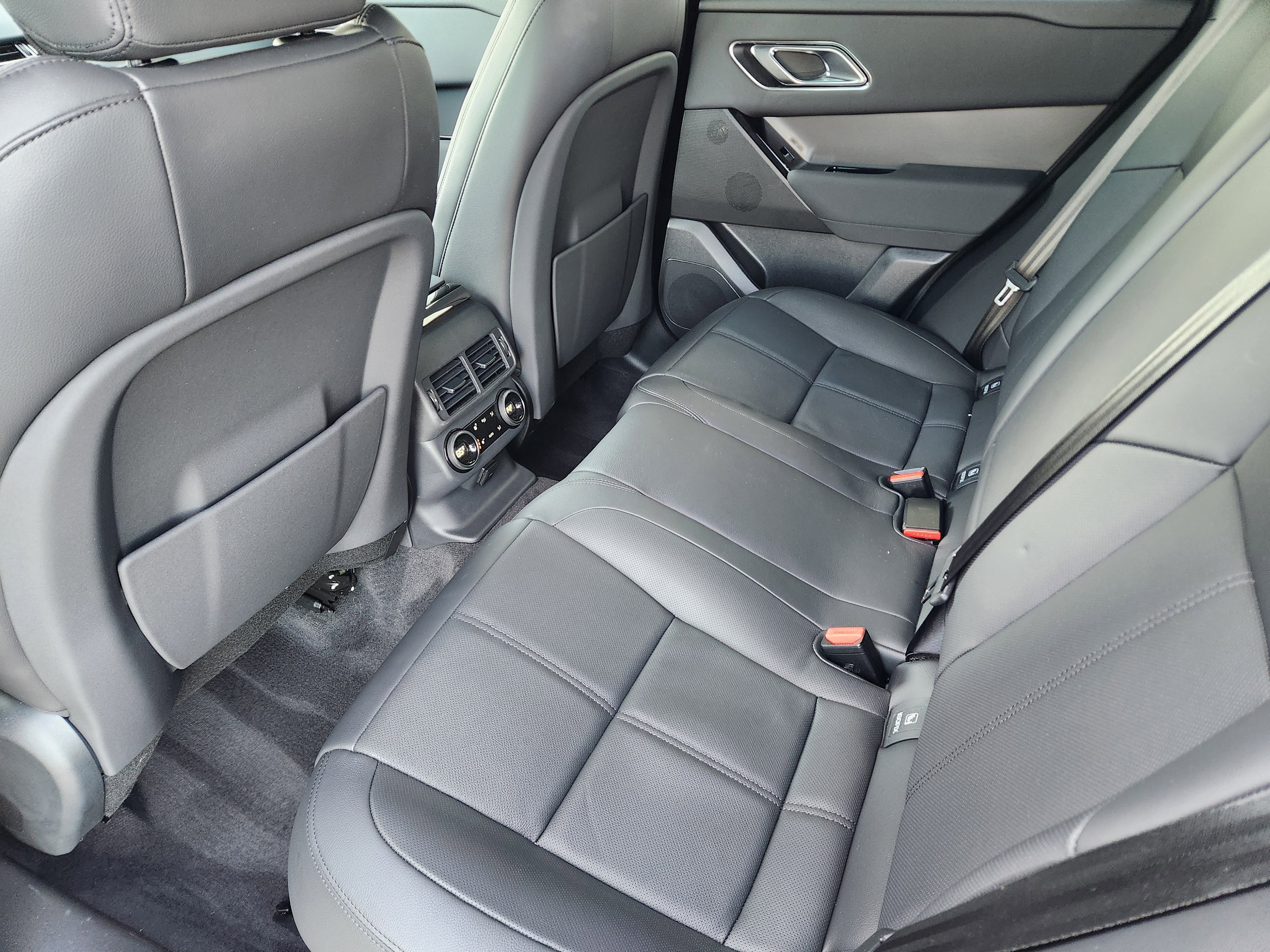 Certified 2024 Land Rover Range Rover Velar Dynamic SE image 32