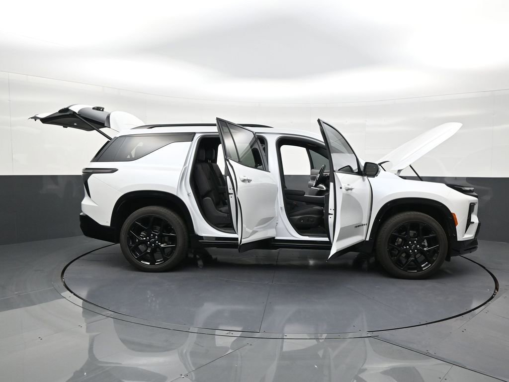 Used 2025 Chevrolet Traverse RS FWD image 30