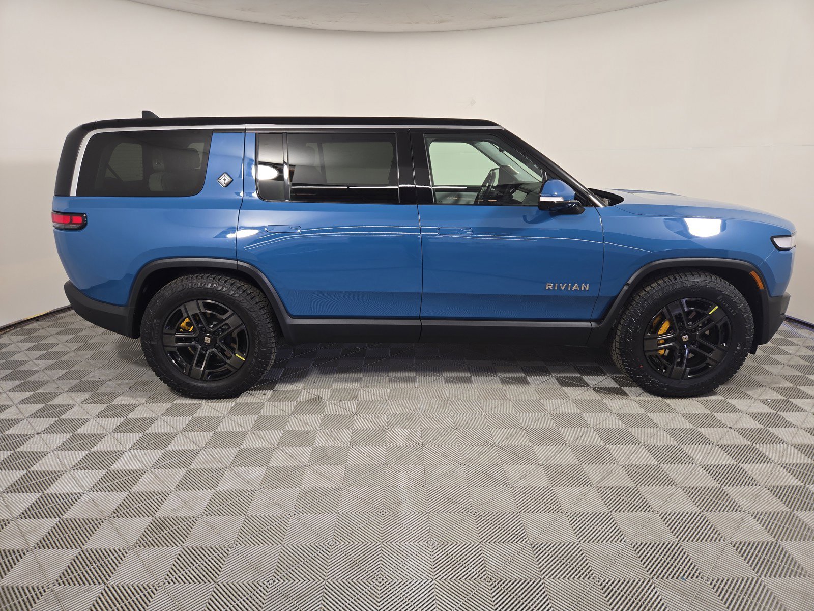 Used 2023 Rivian R1S Adventure AWD/4WD image 6